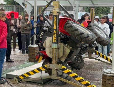 Una dimostrazione sui dispositivi anti ribaltamento del trattore